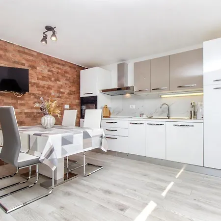Lovely Center Apartment